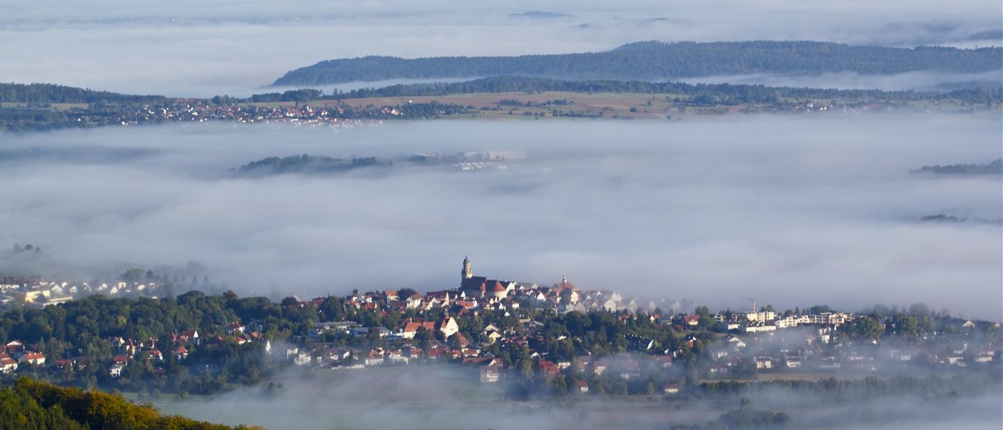 Hechingen im Morgennebel – Blick von der Schwäbischen Alb